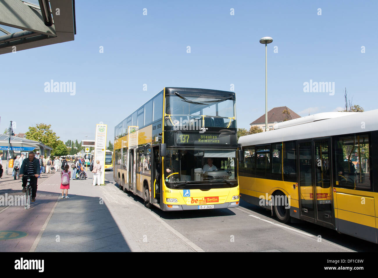 Ein Doppeldecker-Bus in Spandau, Berlin, Deutschland Stockfoto