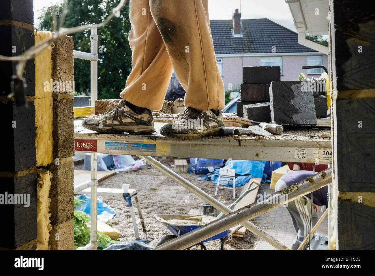 Ein Baumeister Bau eine neue Tür. Stockfoto