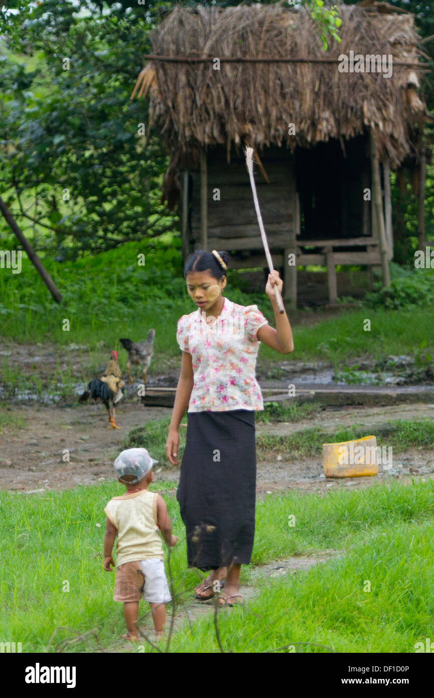 Eine Frau Disziplinen ein Kind außerhalb Kinpun, Burma. Stockfoto