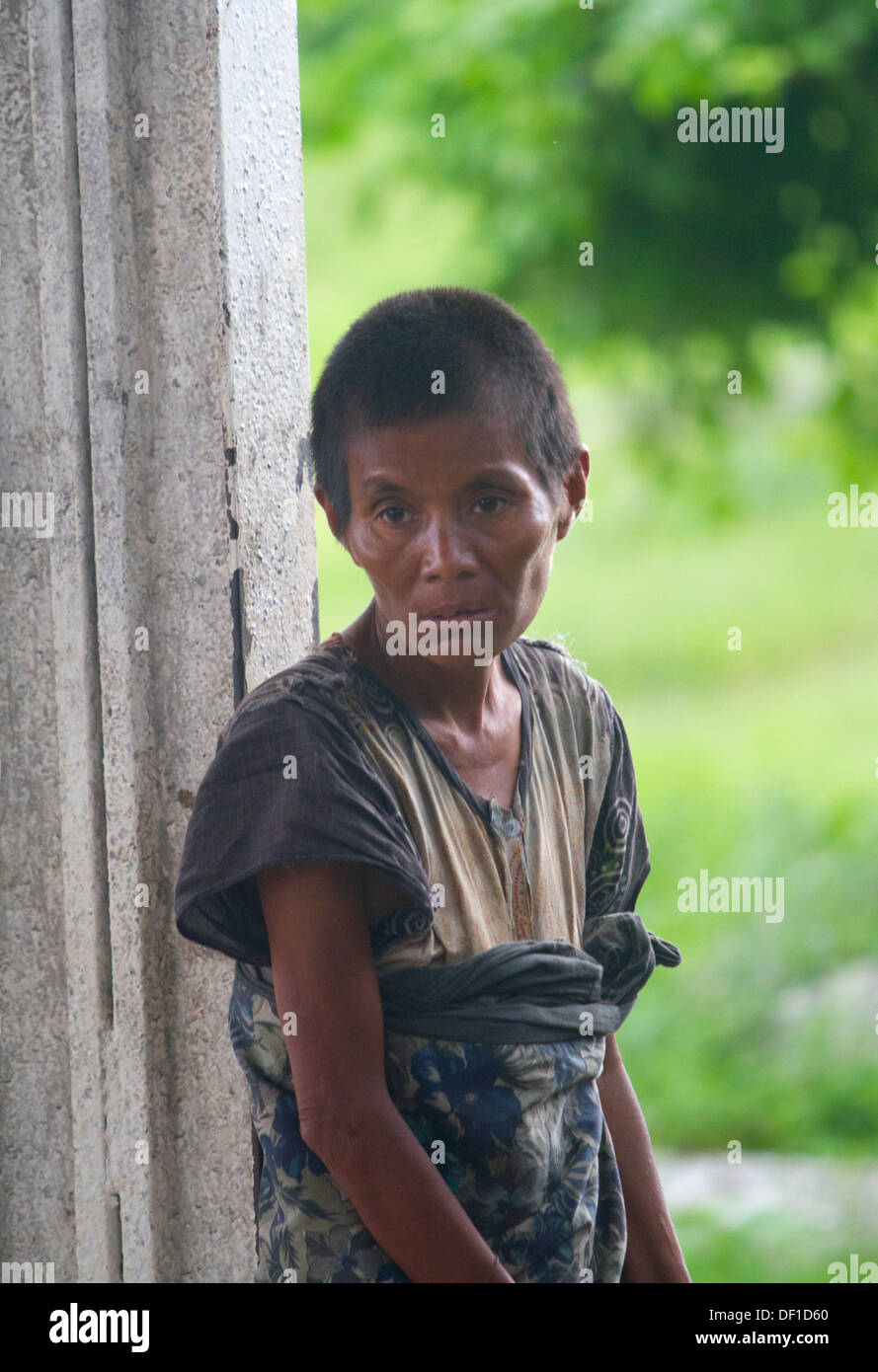 Eine Frau steht in einem Bahnhof außerhalb Kinpun, Burma. Stockfoto