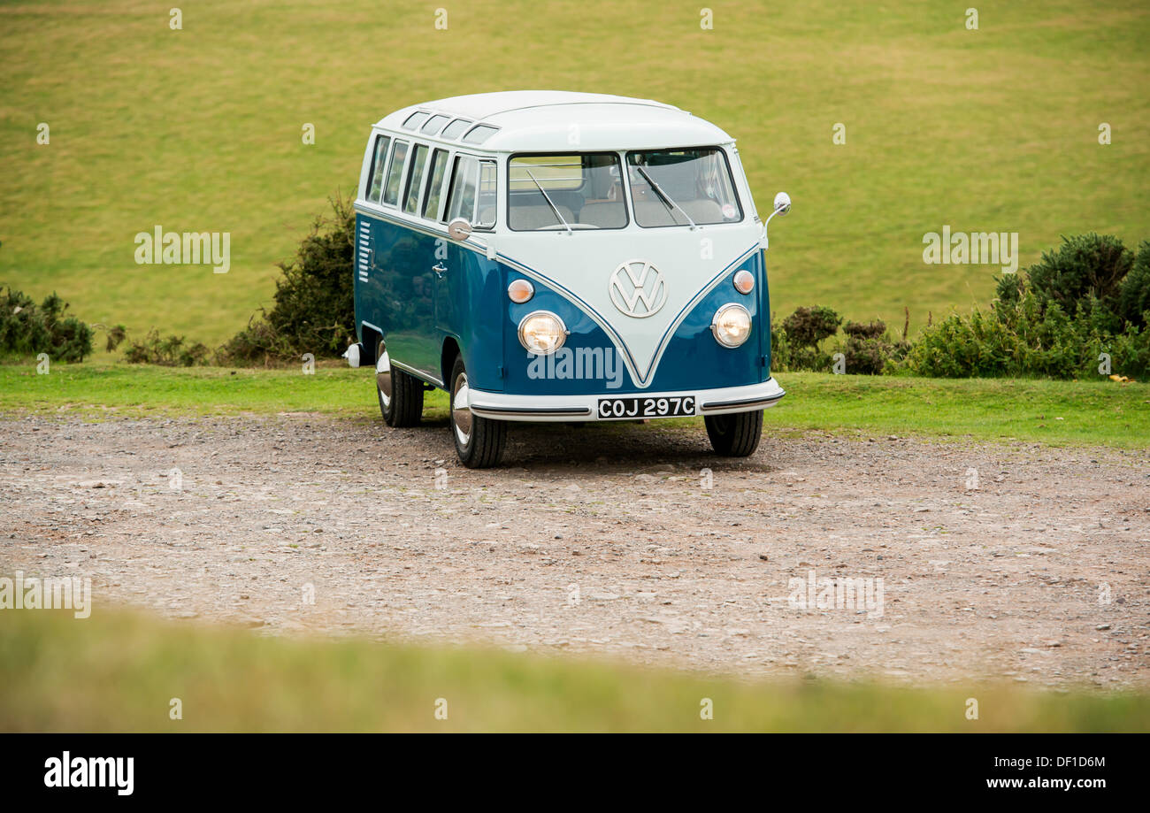 eine klassische VW 1965 original britischer RHD 21 Fenster Caravette Wohnmobil abgebildet auf dem Lande, Devon, UK Stockfoto