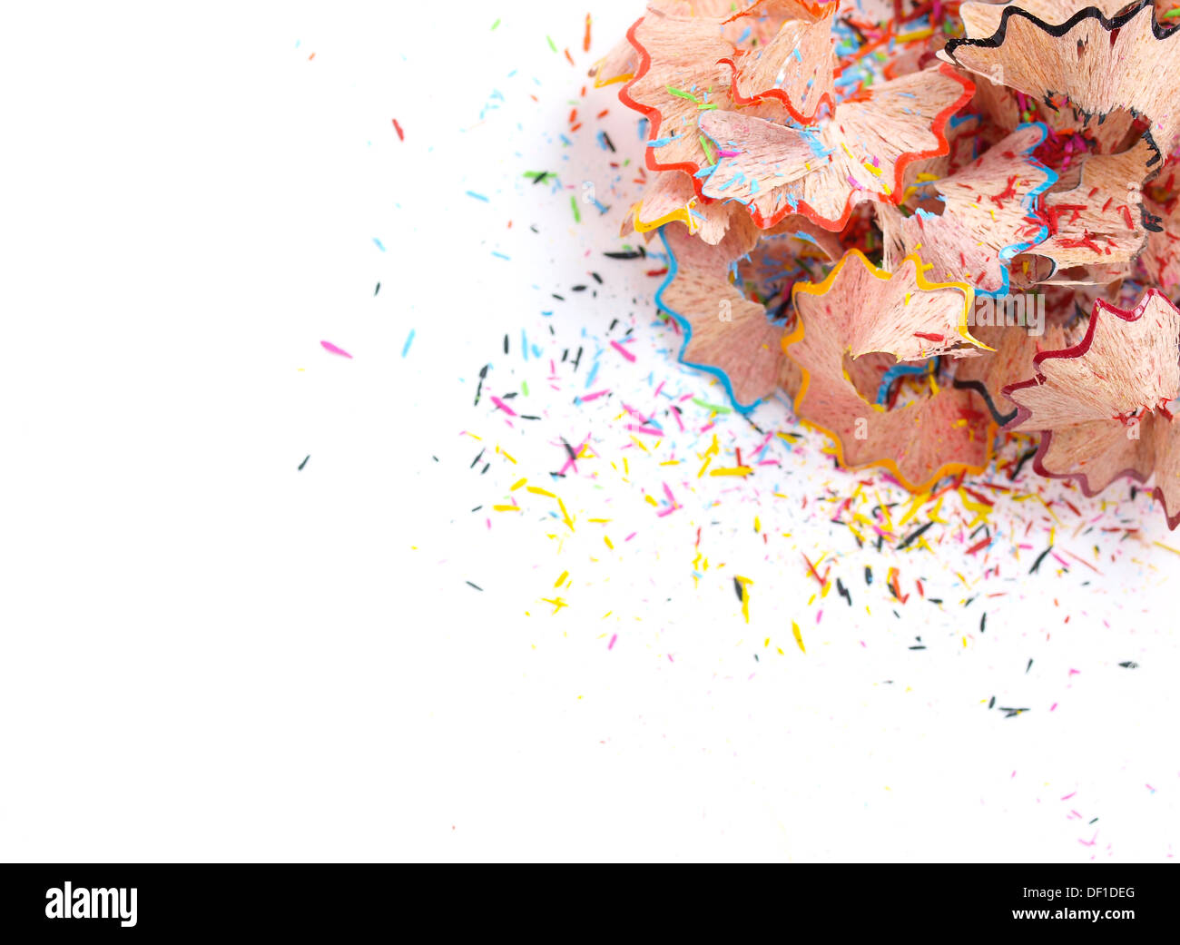 Gespitzten Bleistiften Späne isoliert auf weißem Hintergrund und Kopie Raum auf der linken Seite. Stockfoto