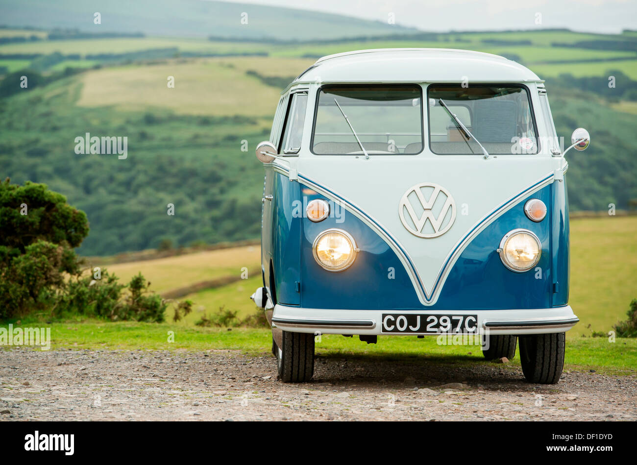 eine klassische VW 1965 original britischer RHD 21 Fenster Caravette Wohnmobil abgebildet auf dem Lande, Devon, UK Stockfoto