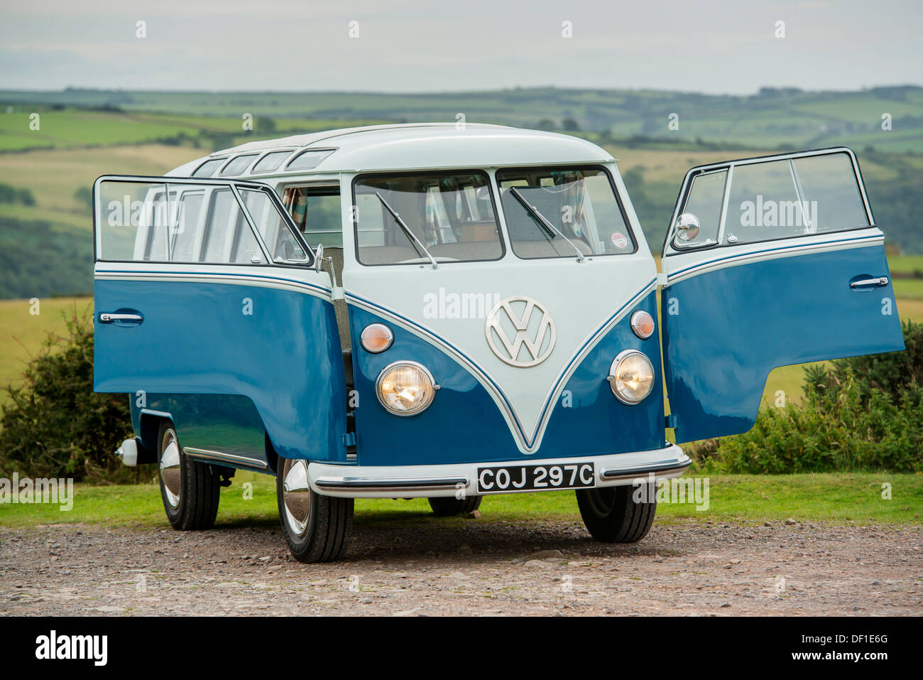eine klassische VW 1965 original britischer RHD 21 Fenster Caravette Wohnmobil abgebildet auf dem Lande, Devon, UK Stockfoto