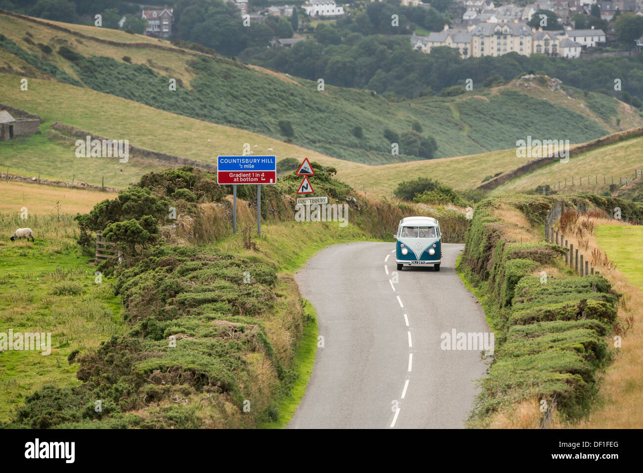 klassische VW 1965 original britischer RHD 21 Fenster Caravette Campervan Reisen rund um die Landschaft, Devon, UK Stockfoto