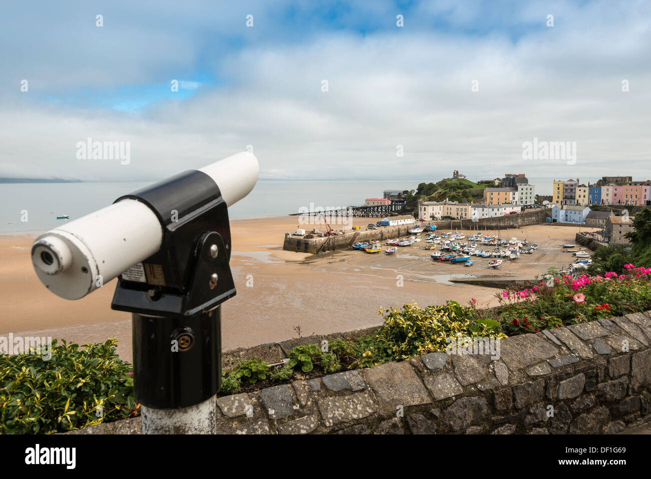 TENBY HAFEN BEI EBBE UND SCHLOSSBERG MIT TELESKOP ANSICHT BOOTE VERTÄUT BEI EBBE AUF NORDSTRAND. REGENCY-STIL HÄUSER. Stockfoto