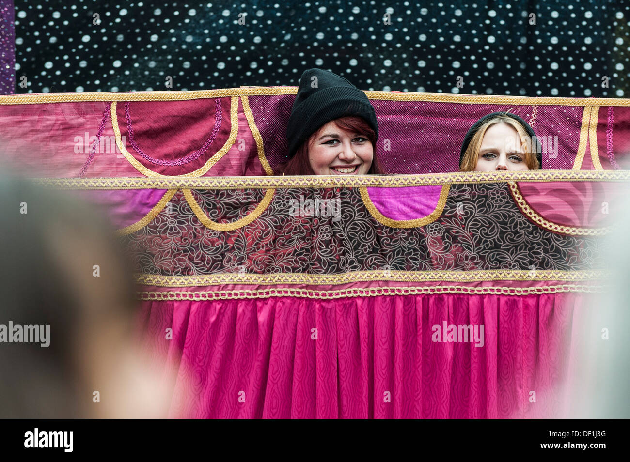 Puppenspieler aus der Akademie-Puppen warten darauf, ihre Leistung bei der Witham internationale Puppenspielerfestival beginnen. Stockfoto