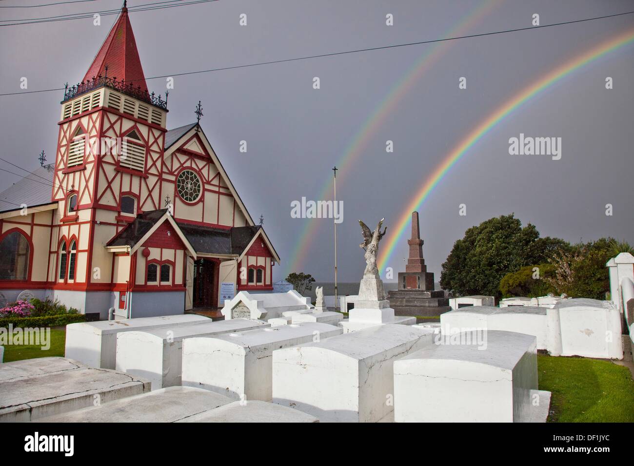 Regenbogen über Maori besaß Kirche St Faith, Ohinemutu, Rotorua. Stockfoto