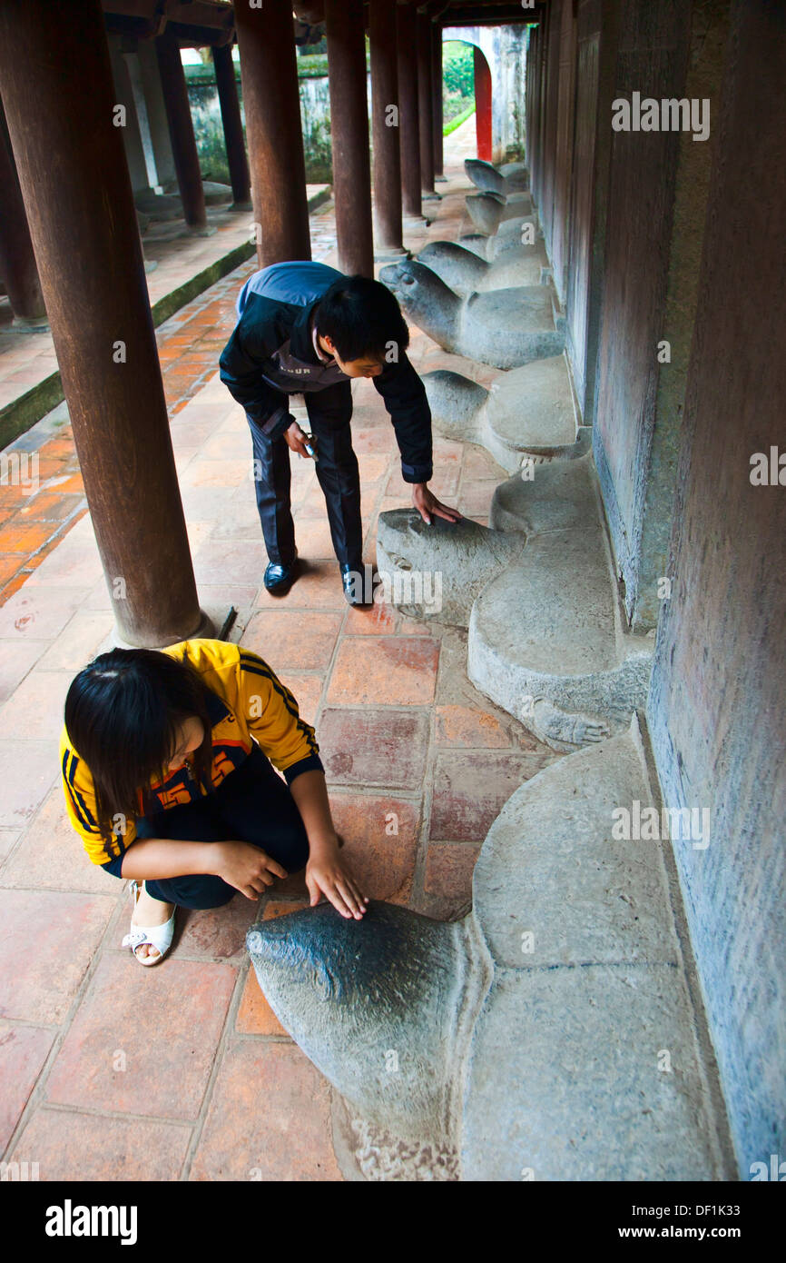 Gedenken an einigen waren Studenten der Van Mieu Literatur Tempel. Hanoi. Vietnam. Stockfoto