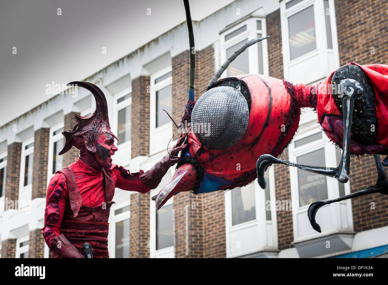 Die XL-Insekten beim Witham International Puppet Festival. Stockfoto