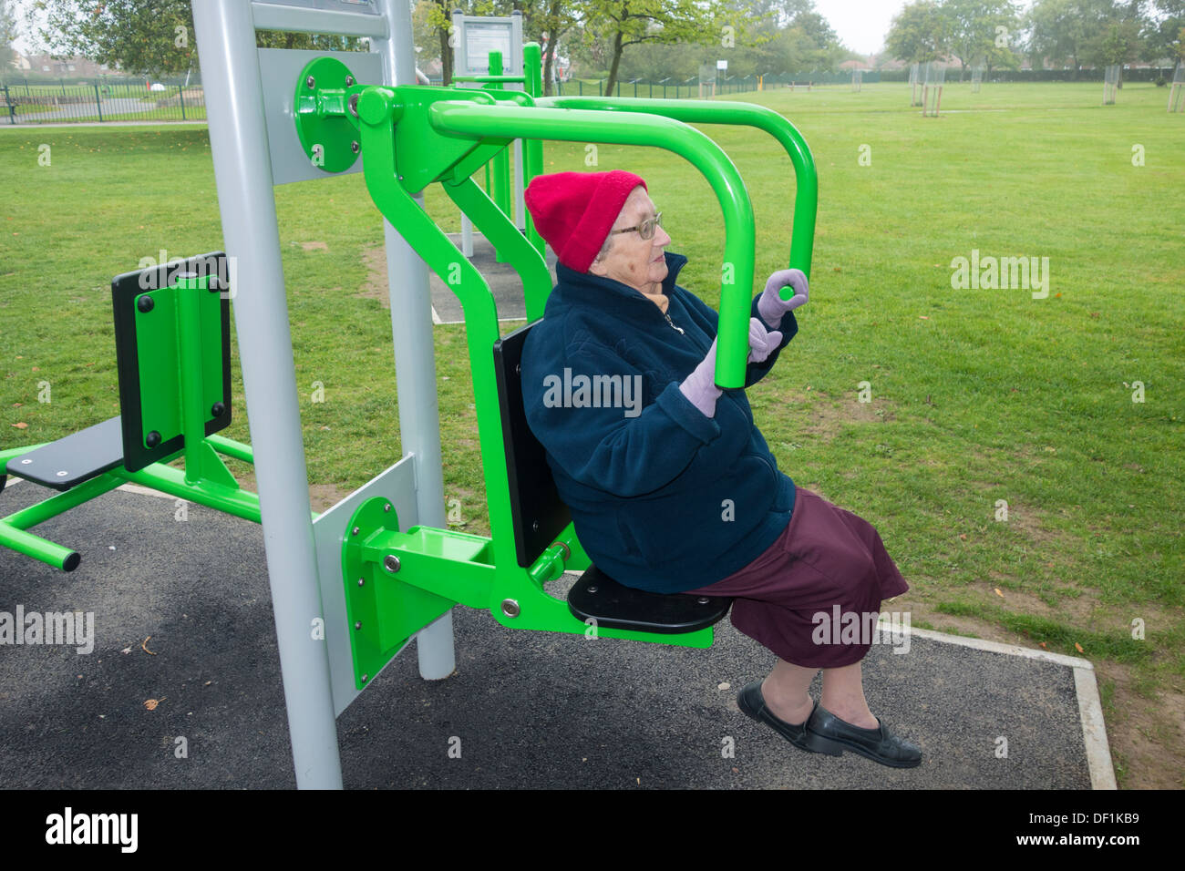 Neunzig Jahre alte Dame am Heimtrainer im öffentlichen Park. UK Stockfoto