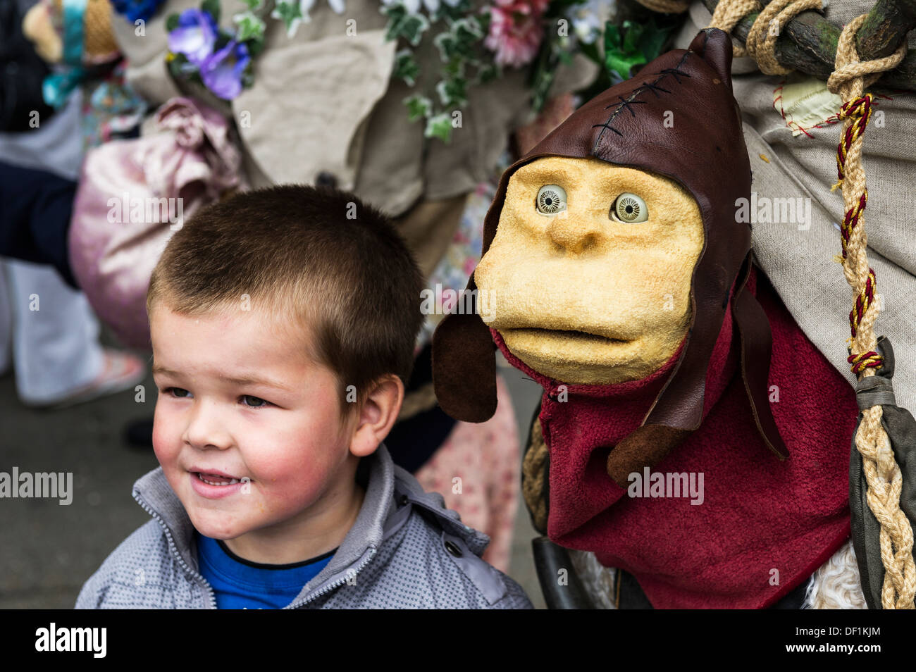 Hodman Dodmanott, ein Zeichen, das an der Witham internationale Festival der Marionetten, neben einem jungen Kind stehen. Stockfoto