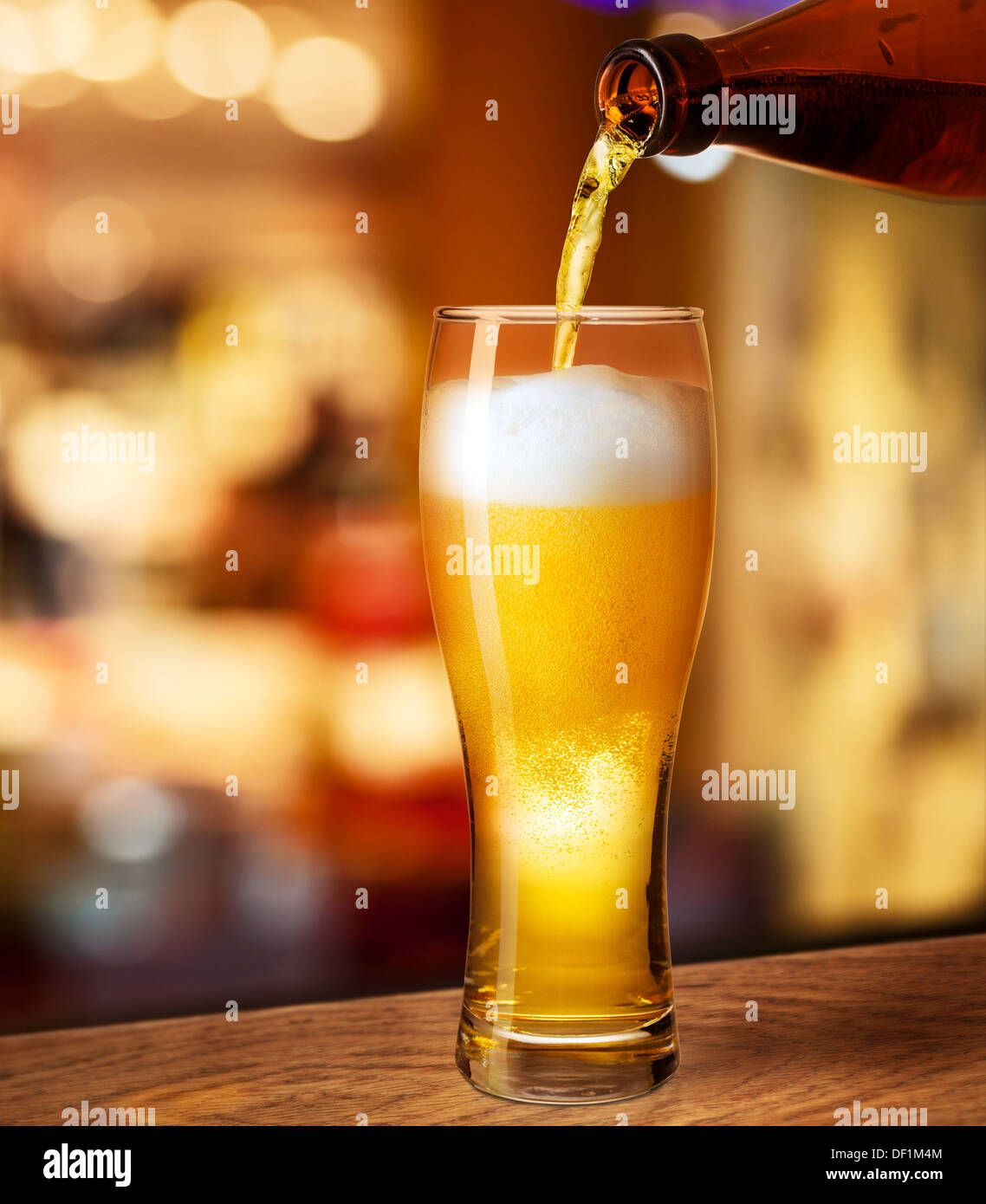 Glas Bier herein auf Bar oder Kneipe Schreibtisch Stockfoto