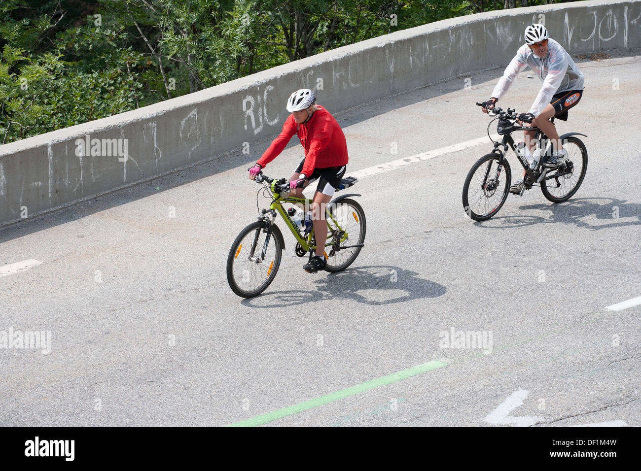 Radsportler bestimmt Straße radeln Barriere Stockfoto