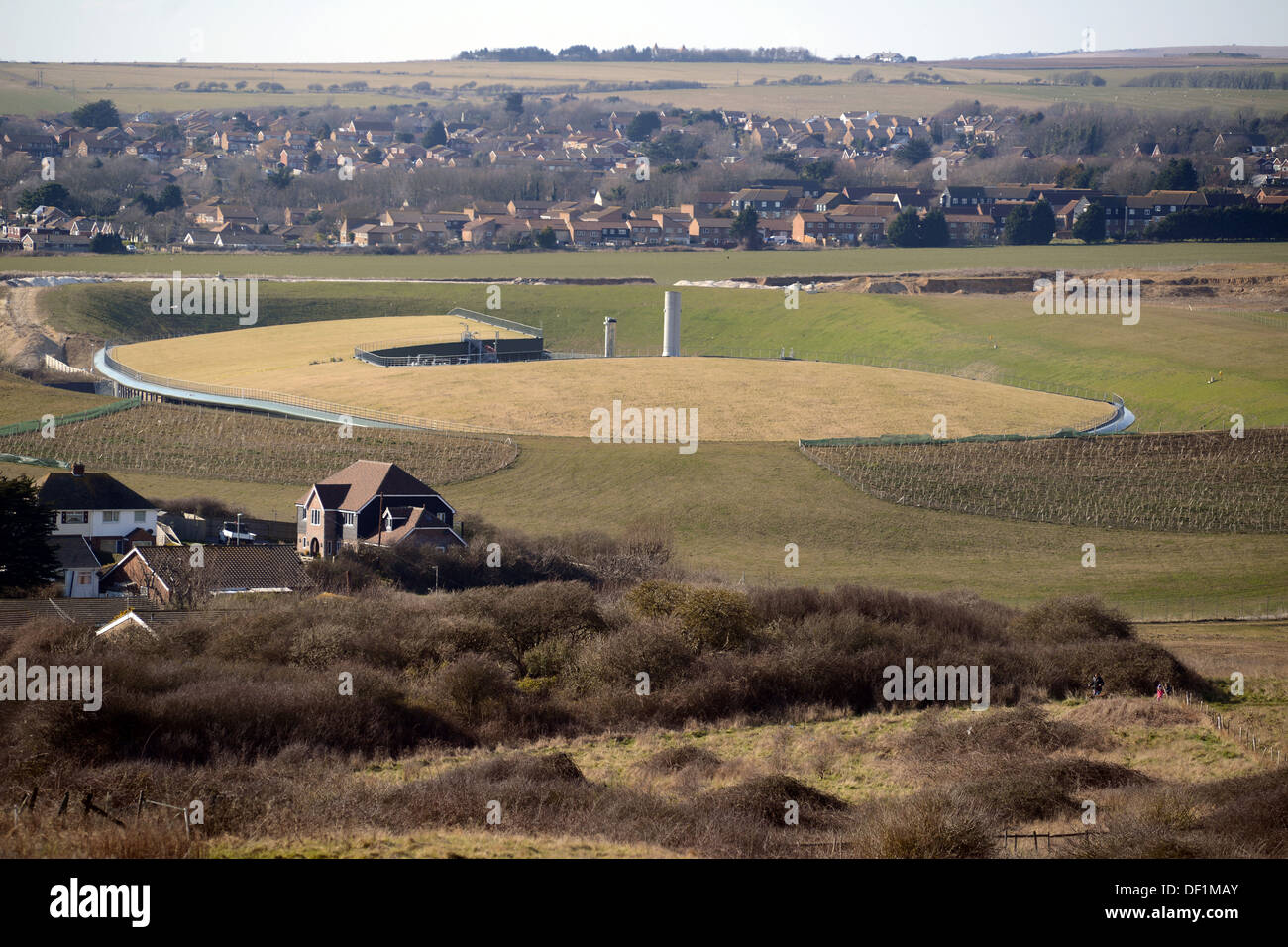 Wasseraufbereitung arbeitet in Peacehaven, East Sussex mit großen Grasdach. Stockfoto