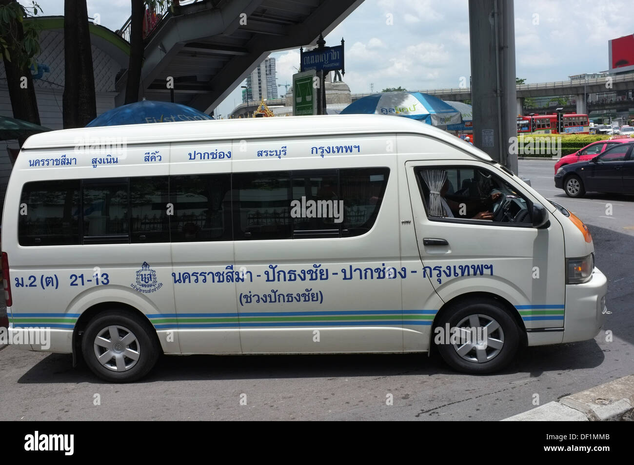 Kleinbus am Siegesdenkmal, Bangkok, Thailand Stockfoto