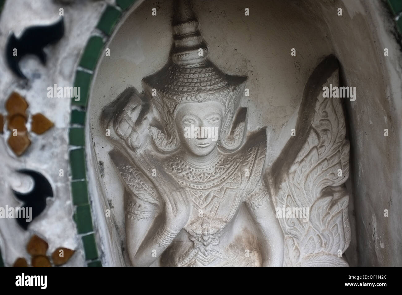 Reliefs des mythischen Kinnaree (himmlische halb Vogel, halb Frau) im Wat Arun in Bangkok Stockfoto