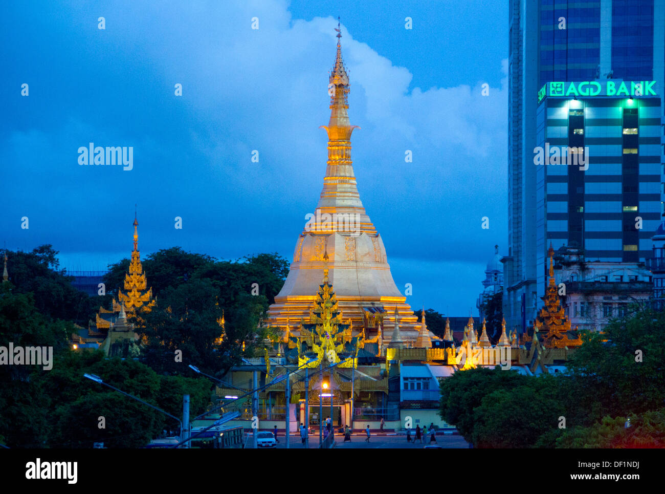 Sule Paya nachts in Yangon, Birma. Stockfoto