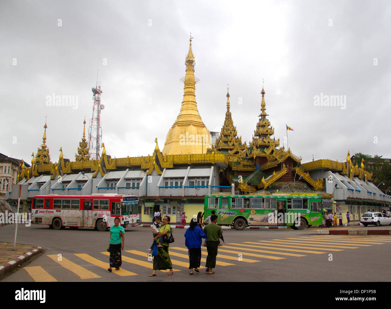Die Menschen gehen von Sule Paya in Yangon, Birma. Stockfoto