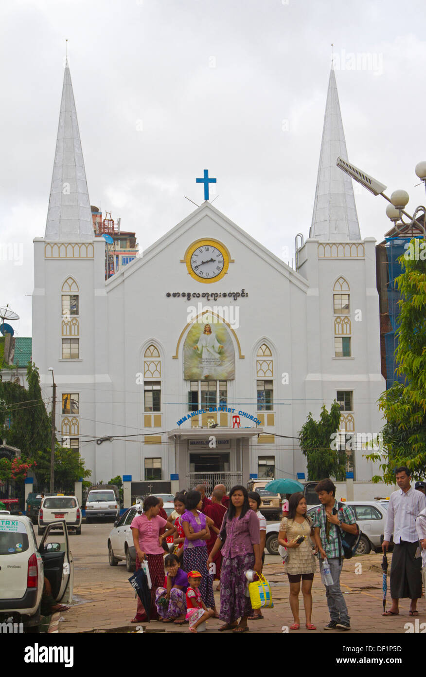 Leute warten auf einen Bus von einer Kirche in Yangon, Birma. Stockfoto