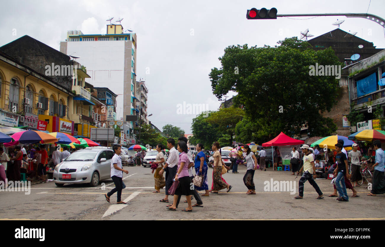 Menschen überqueren Sie die Straße in Yangon, Birma. Stockfoto