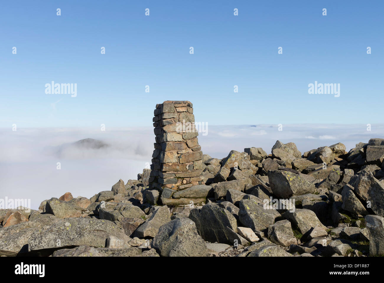 Der Gipfel Trig Punkt Scafell Pike mit Wolken erstellt durch eine Temperaturinversion hinter Seenplatte Cumbria UK Stockfoto