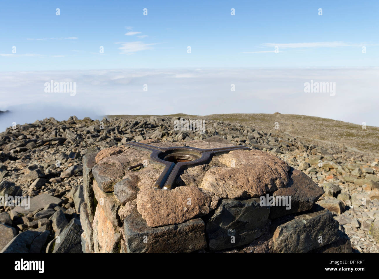 Der Gipfel Trig Punkt Scafell Pike umgeben von Cloud erstellt durch eine Temperatur-Inversion Seenplatte Cumbria UK Stockfoto