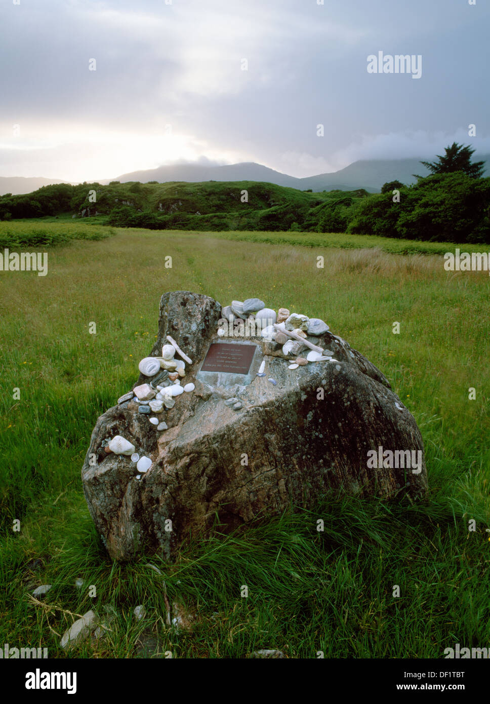 Gavin Maxwell Gedenkstein am Sandaig, Inverness-Shire, Kennzeichnung Website "Camusfearna" (Haus in Ring of Bright Water) durch einen Brand im Jahre 1968 zerstört. Stockfoto
