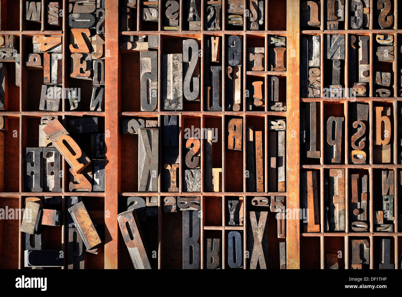 Eine Schachtel Mit Alten Vintage Druckmaschine Buchstaben-Blöcke In Einer  Alten Holzkiste Stockfotografie - Alamy