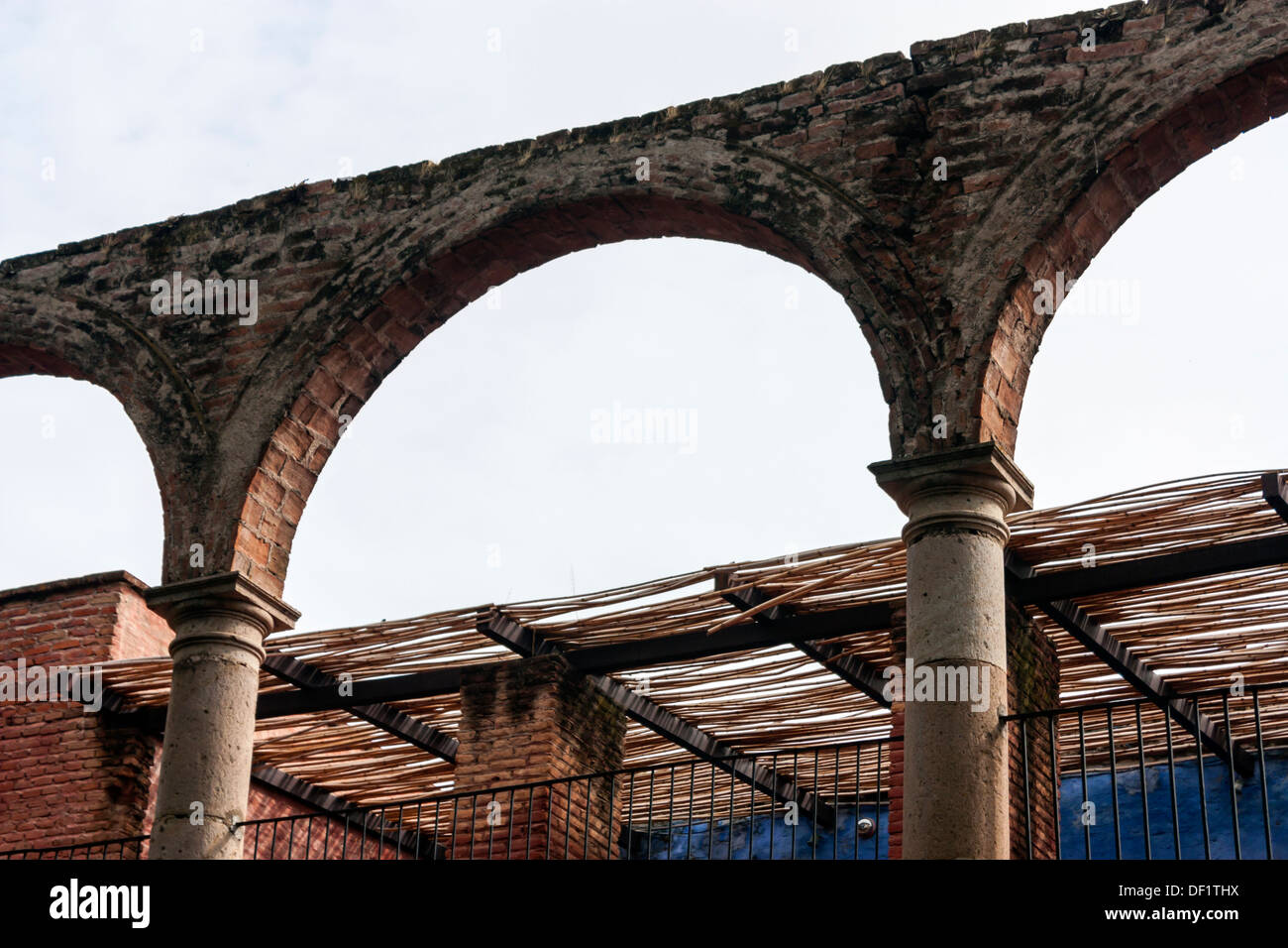 Gemauerten Bögen, Säulen und einen rustikalen Sonnenschutz auf einer alten spanischen koloniale Hacienda in Tequila Tal von Mexiko. Stockfoto