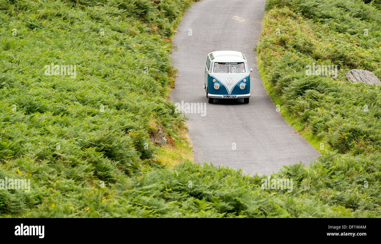 klassische VW 1965 original britischer RHD 21 Fenster Caravette Campervan Reisen rund um die Landschaft, Devon, UK Stockfoto