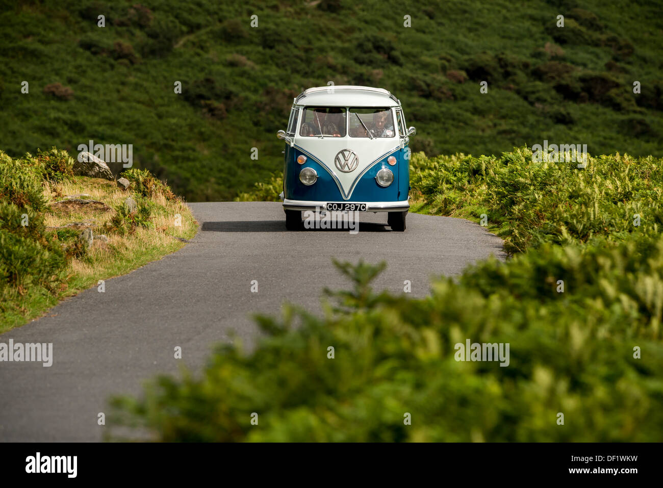 klassische VW 1965 original britischer RHD 21 Fenster Caravette Campervan Reisen rund um die Landschaft, Devon, UK Stockfoto