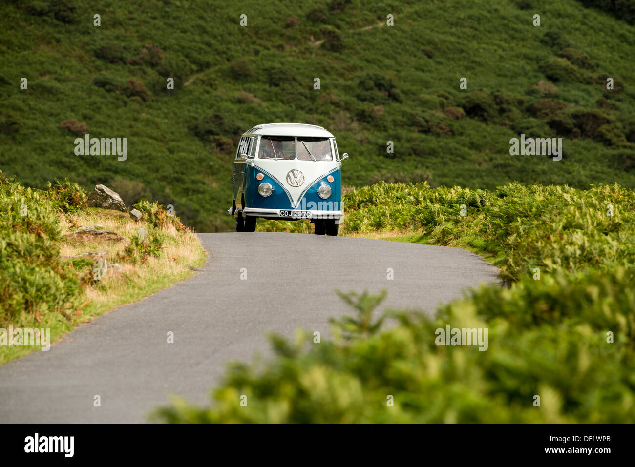 klassische VW 1965 original britischer RHD 21 Fenster Caravette Campervan Reisen rund um die Landschaft, Devon, UK Stockfoto