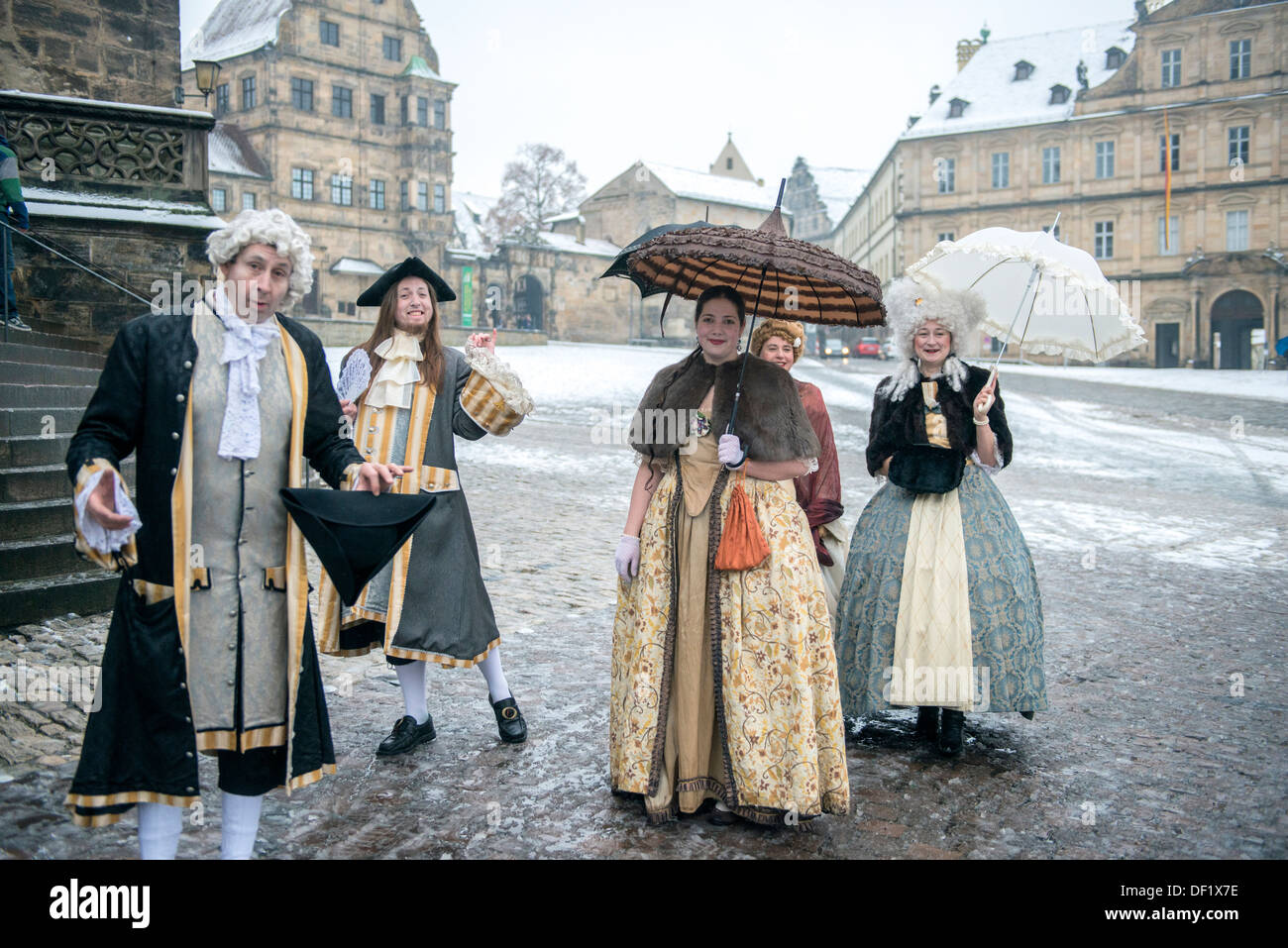 Reenactors in Kostümen aus dem 18. Jahrhundert, neue Residenz Hof, Bamberg, Deutschland Stockfoto