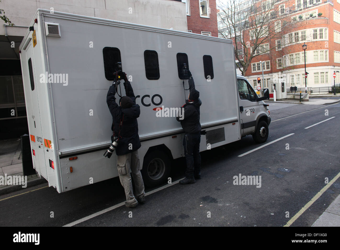 Britischen Presse Fotografen Fotografieren von einem Gefängnis van wie Wikileaks-Gründer Julian Assange erwartet wird, um zu Magiste zu gelangen Stockfoto