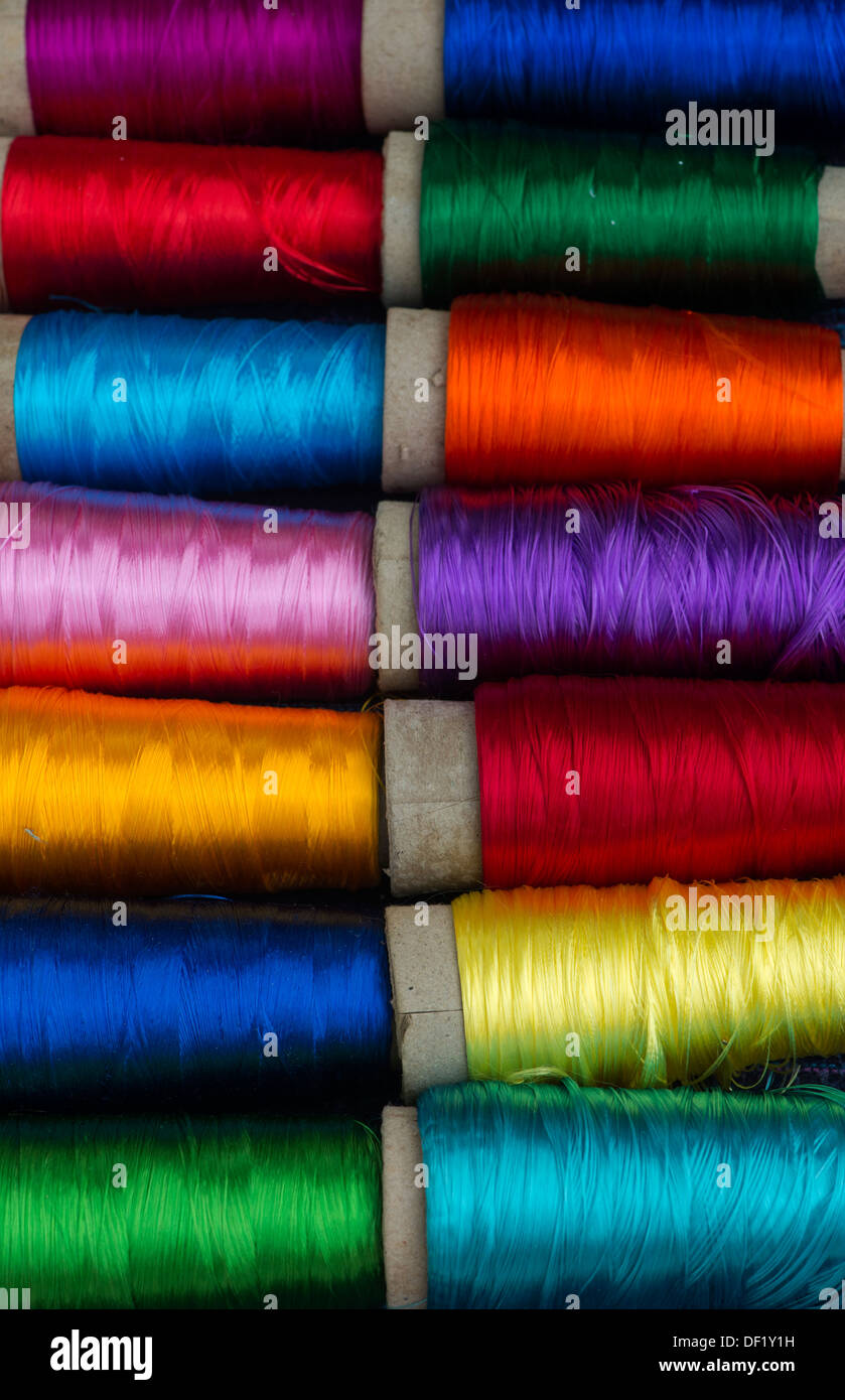 Bunte Spulen des indischen Seidenstickerei Thread. Indien Stockfoto