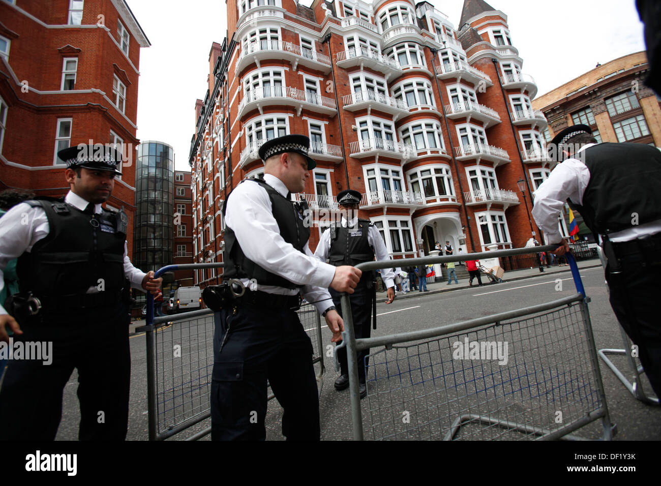 Britische Polizei vor der Botschaft von Ecuador in London, Großbritannien 16. August 2012 wo Wikileaks Julian Assange Gründer hat p gesucht. Stockfoto