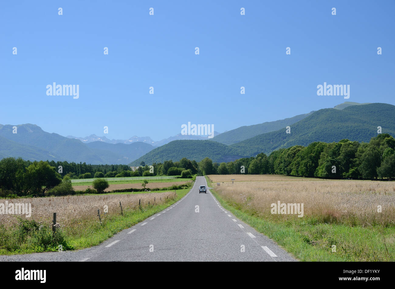 Die Landstraße tritt in den Ausläufern der französischen Pyrenäen. Stockfoto