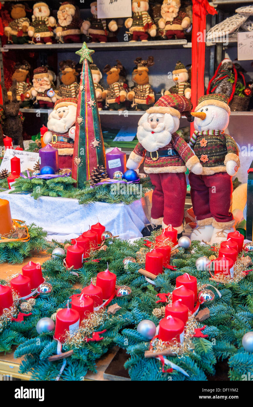 Soft Ware-Dekorationen von Santa und Schneemann auf dem Weihnachtsmarkt in Aachen, Deutschland Stockfoto