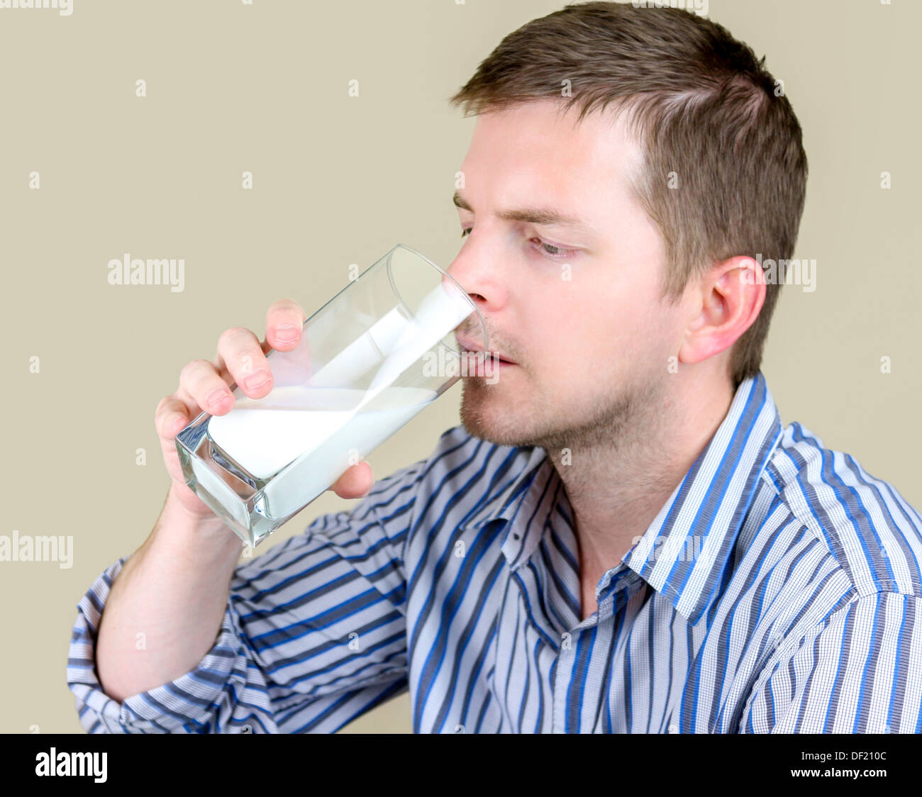 Young Man ein Glas Milch trinken Stockfoto