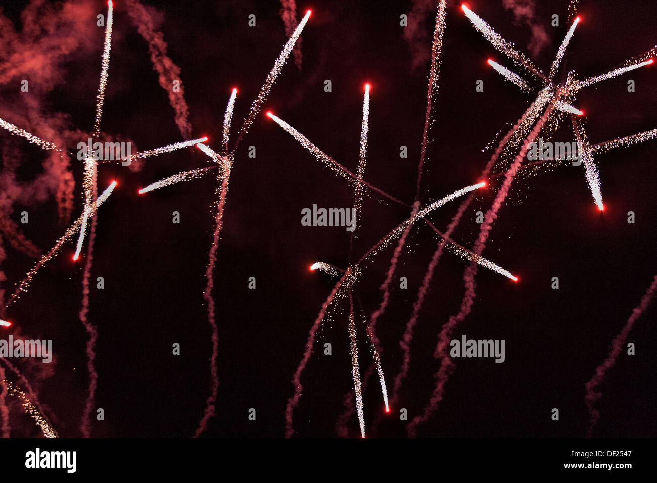 Ein heller Ausbruch von Feuerwerk gegen schwarzen Himmel Stockfoto