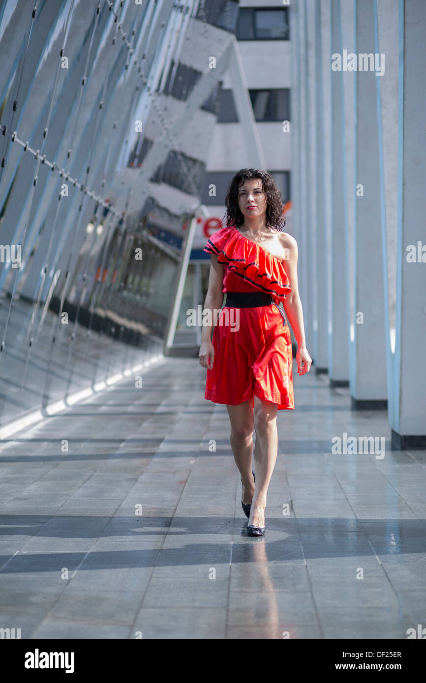 Frau in Einweichen nassen Kleid gehen auf der Straße Stockfoto