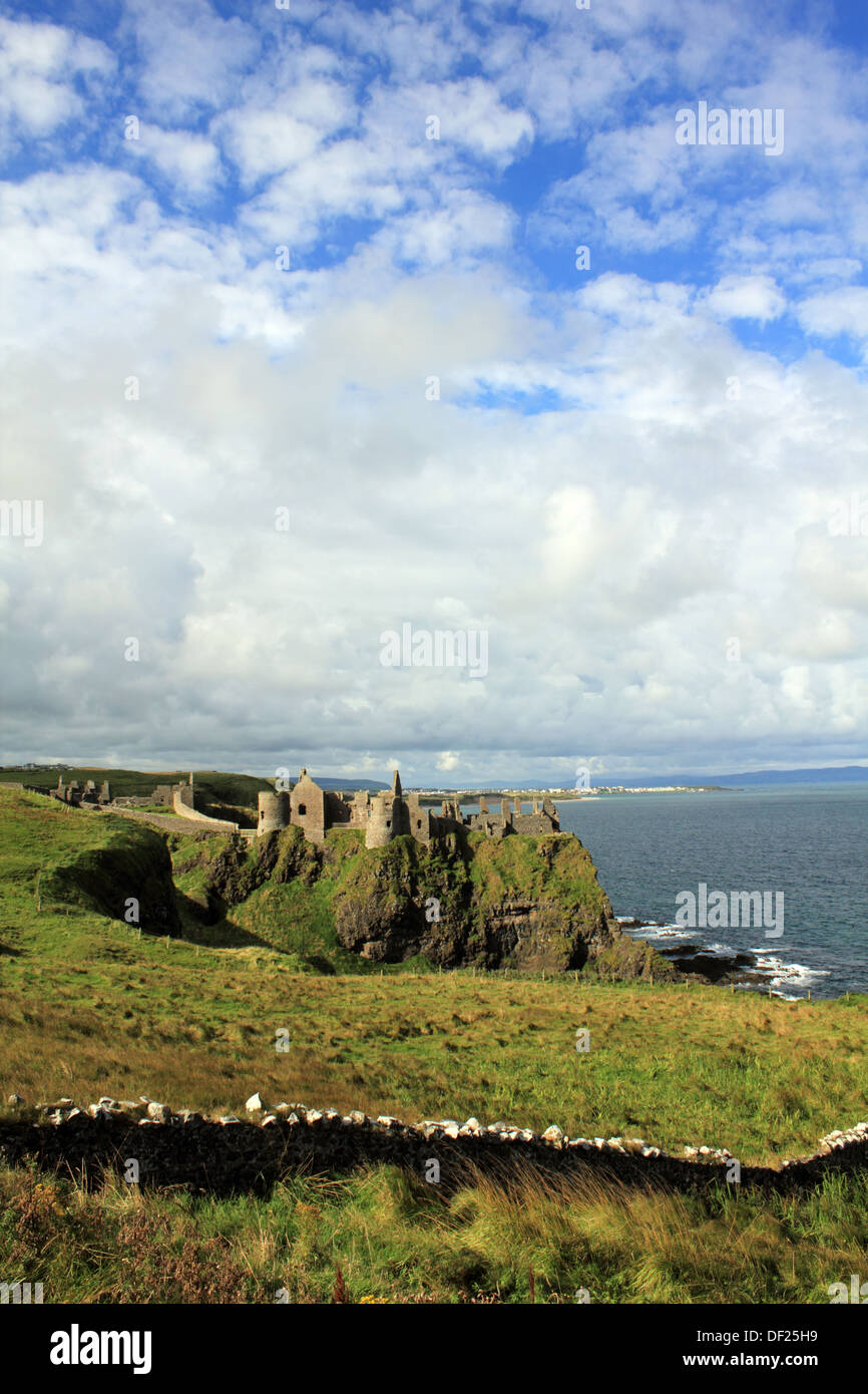Die Ruinen von Dunluce Castle an der Küste in Antrim, Nordirland Stockfoto