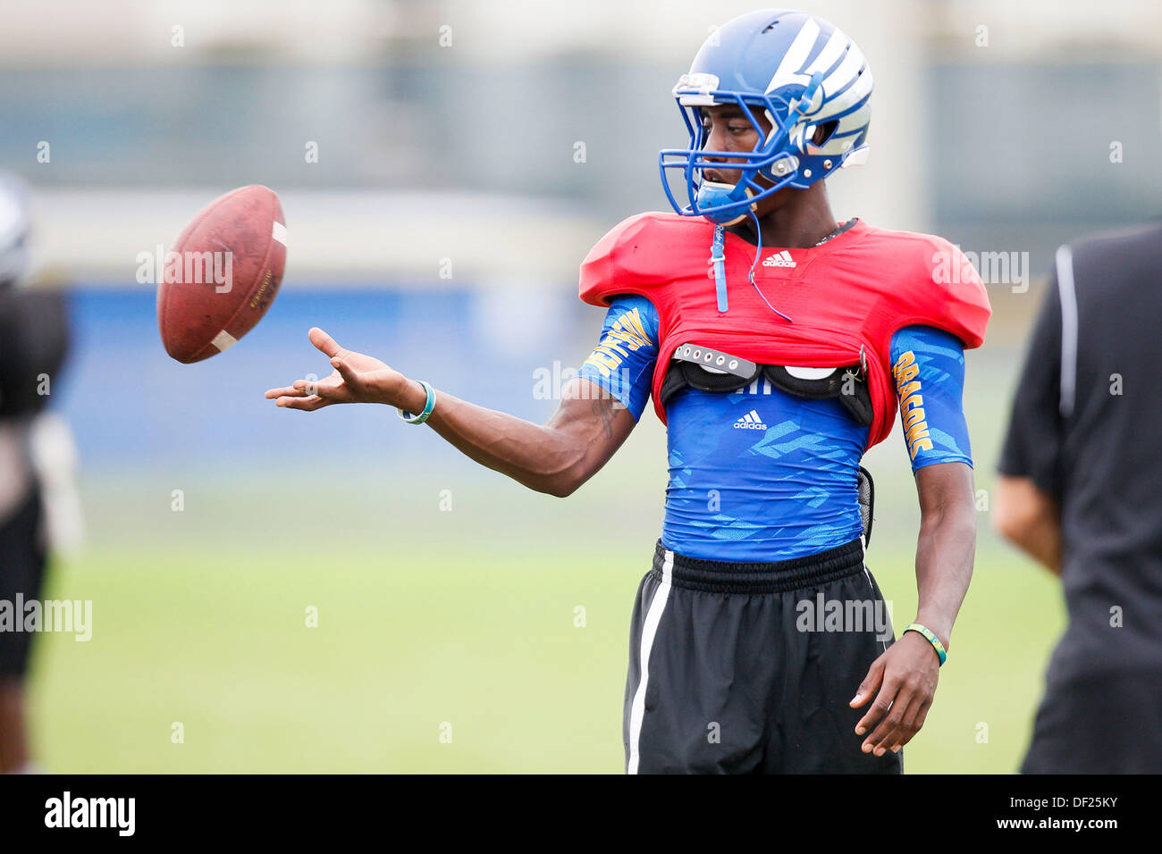 25. September 2013 - Tampa, Florida, USA - wird VRAGOVIC |   Times.Jefferson High School quarterback Deiondre Porter während des Trainings am Jefferson auf Mittwoch, 25. September 2013. (Kredit-Bild: © Willen Vragovic/Tampa Bay Times/ZUMAPRESS.com) Stockfoto