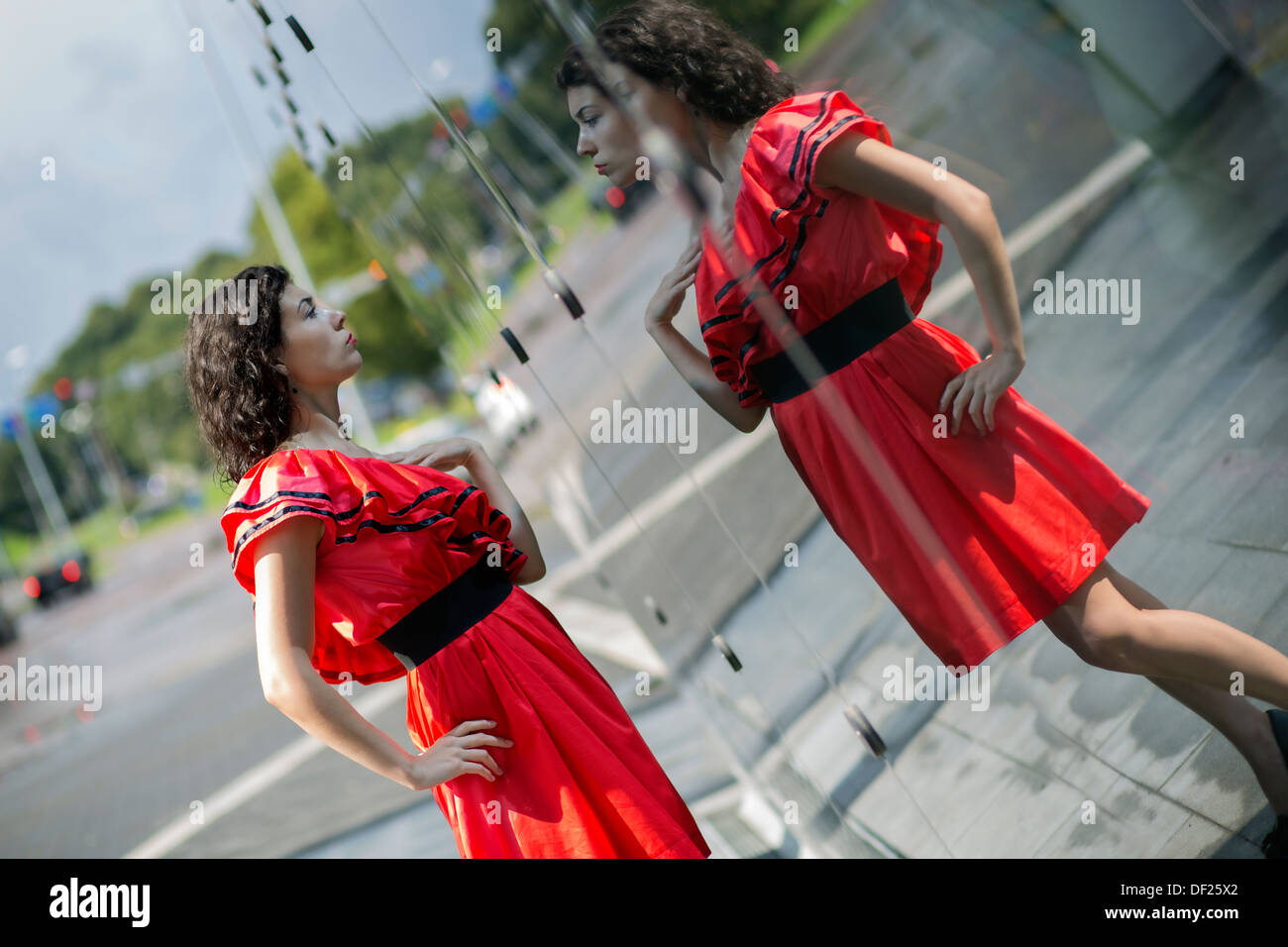 Frau in Einweichen nassen Kleid passen Sie ihre Aussichten Stockfoto