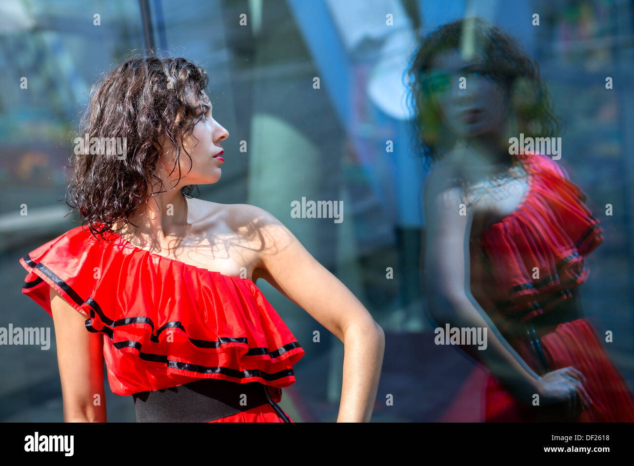 Frau in einweichen nasse Kleid Wunder vor Reflexion Stockfoto
