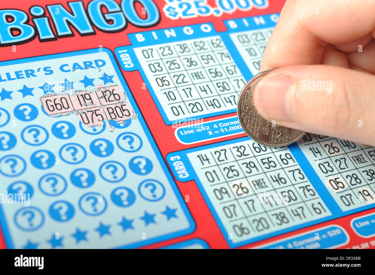Menschliche Hand ist ein Lotterielos kratzen. Stockfoto
