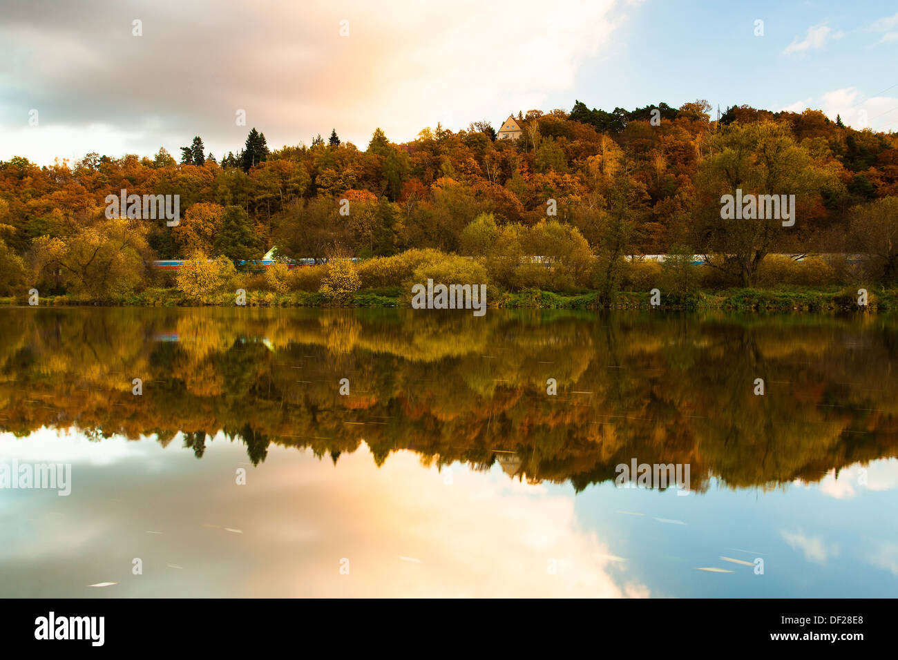 Herbstliche Landschaft nahe des Flusses Berounka in Dobrichovice Stockfoto