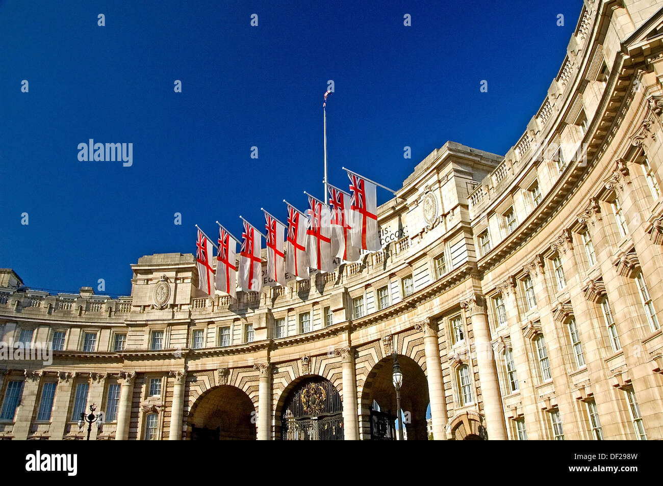 White Ensign Fahnen von Admiralty Arch, The Mall, London. Stockfoto