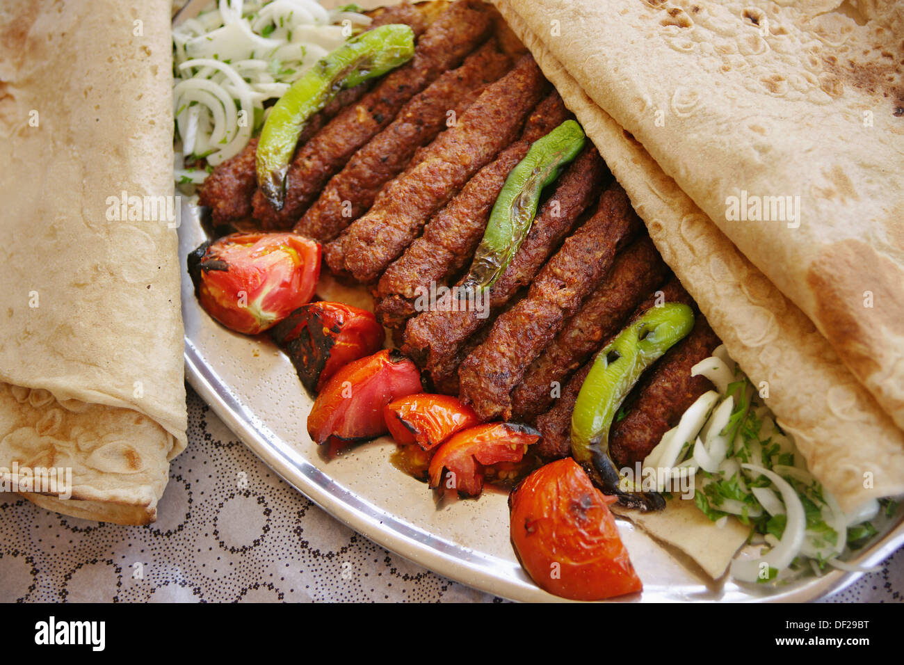 Essen: ´kofta´ gegrilltes Hackfleisch mit dem typischen Brot, Syrien ...